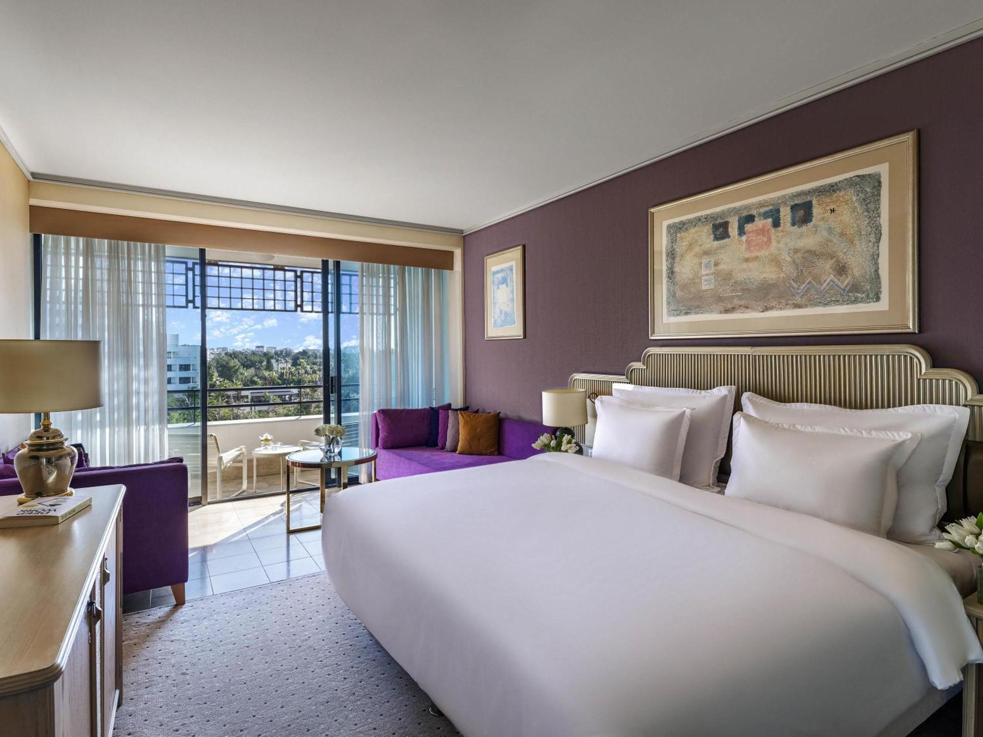 Habitación Doble Confort con 2 sofás cama y vistas a la ciudad