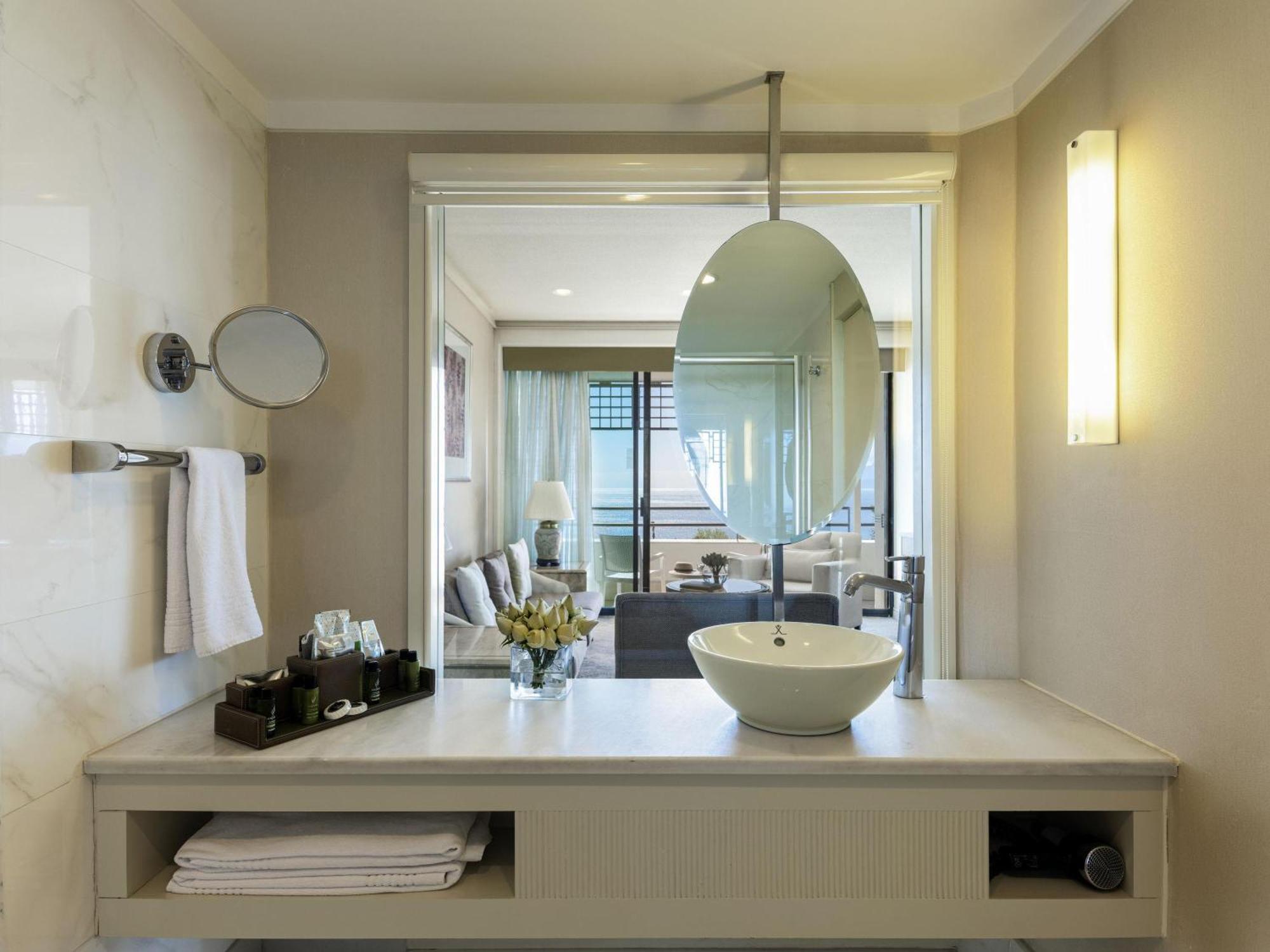 Habitación Estándar con cama extragrande y vistas parciales al mar